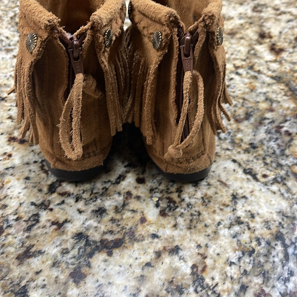 MinneTonka  Size 7.5 - Picture 2 of 4